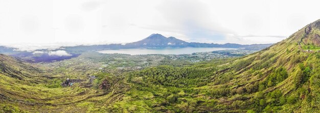 Foto vista panorámica de nubes y niebla al amanecer desde la cima del volcán batur kintamani bali indonesia