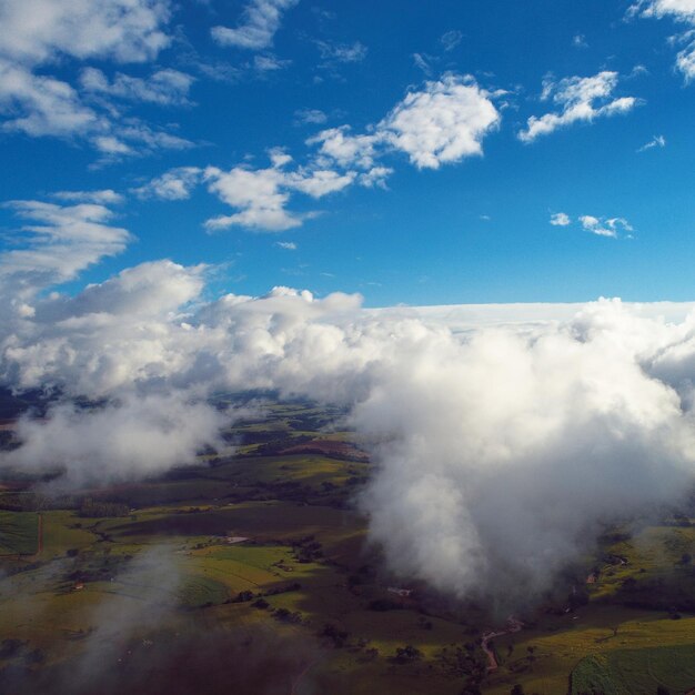 Foto vista panorámica de las nubes sobre la montaña