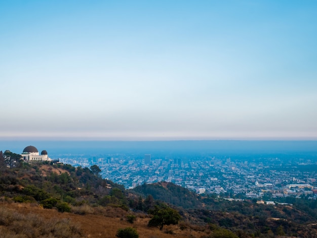 Vista panorámica del Observatorio Griffith y la ciudad de Los Ángeles.