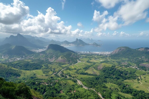 una vista panorámica del océano y las montañas