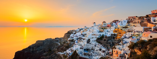 Vista panorámica de Oia al atardecer