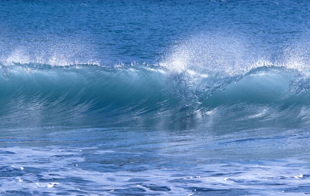 Una vista panorámica de las olas del mar