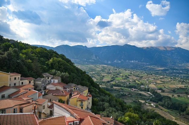 Vista panorámica de Oliveto Citra, un pueblo medieval en la región de Campania, Italia