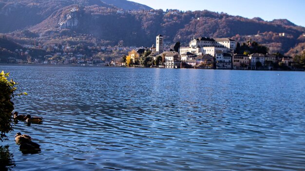 Vista panorámica en Orta San Giulio hermoso pueblo en el lago Orta Piamonte Piamonte Italia