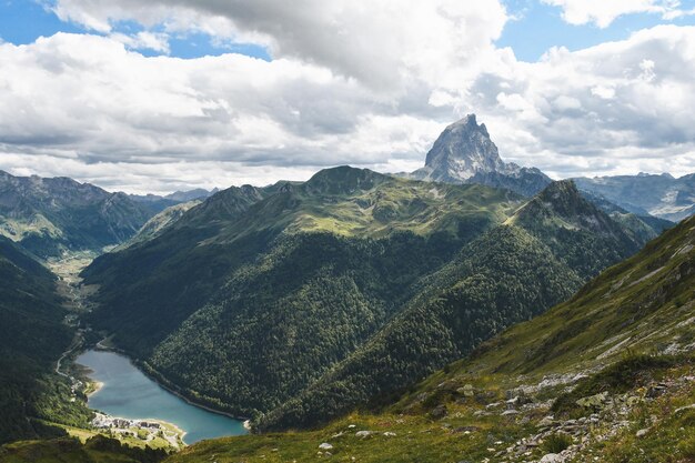 Vista panorâmica paisagem natural Parc national des Pyrenees Midi d'Ossau