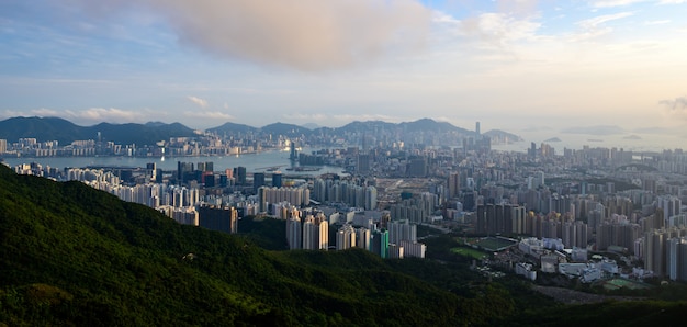 Vista panorámica del paisaje aéreo de Hong Kong desde las altas montañas con la bahía metropolitana Victoria Harbour paisaje urbano moderno, edificios del horizonte urbano