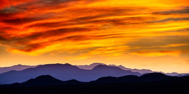 Foto vista panorámica del paisaje al atardecer