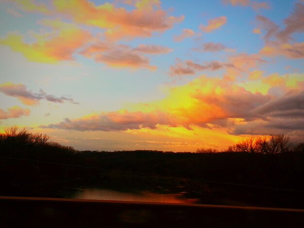 Foto vista panorámica del paisaje al atardecer