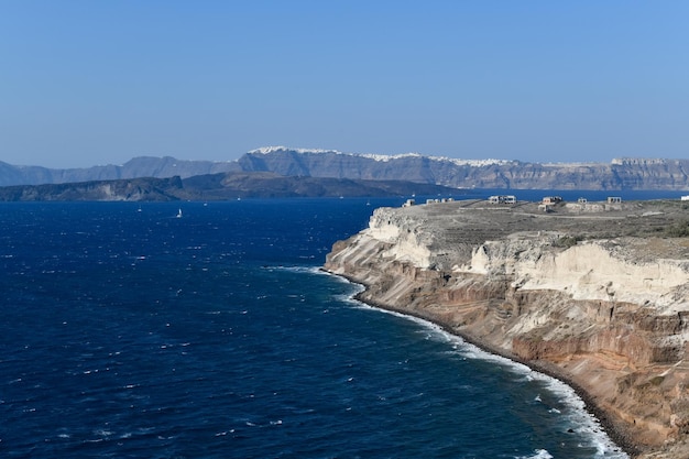 Vista panorámica del paisaje alrededor del faro de Akrotiri en Santorini, Grecia