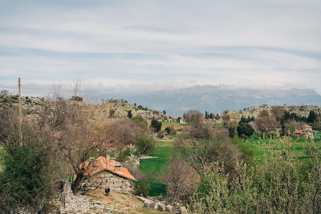 Foto vista panorámica del paisaje de las antiguas casas de granja vintage cabañas de pie en el valle y