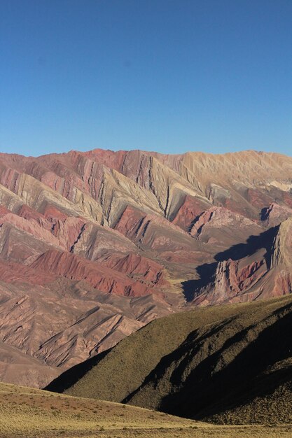 Foto vista panorámica de un paisaje árido contra un cielo azul claro