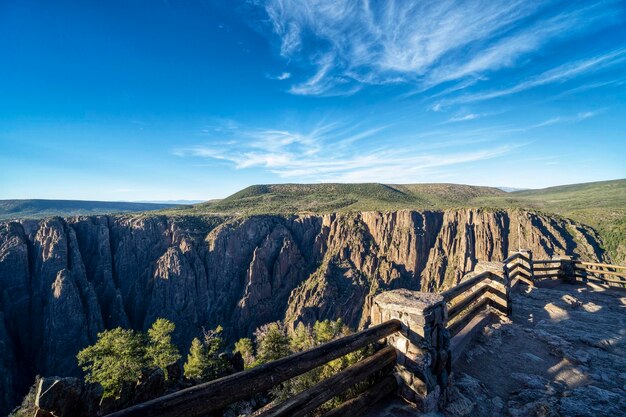 Foto vista panorámica del paisaje del cañón contra el cielo azul