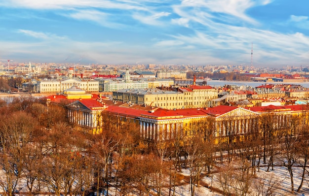 Vista panorámica del paisaje de la ciudad de san petersburgo desde arriba del almirantazgo y la isla vasilievsky