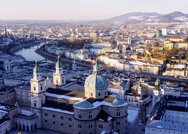 Vista panorámica con paisaje en la ciudad vieja desde el castillo de Hohensalzburg en Salzburgo en Austria en Europa. Ciudad de Mozart en los Alpes austríacos en invierno. Hito y Catedral de la fortaleza en Salzburgerland.