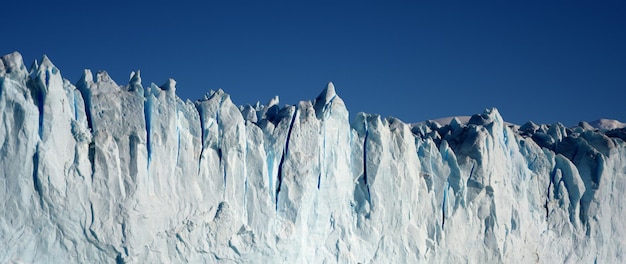 Foto vista panorámica del paisaje congelado contra un cielo azul claro