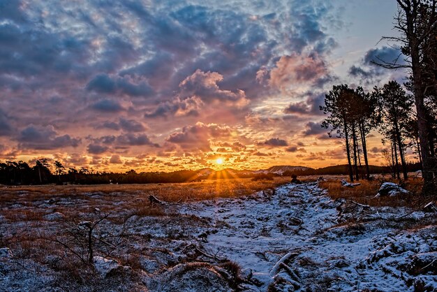 Foto vista panorámica del paisaje congelado contra el cielo durante la puesta de sol