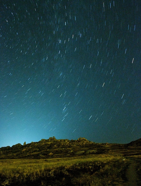 Foto vista panorámica del paisaje contra el campo de estrellas por la noche