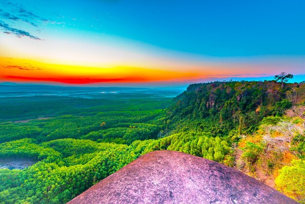 Vista panorámica del paisaje contra el cielo durante el amanecer