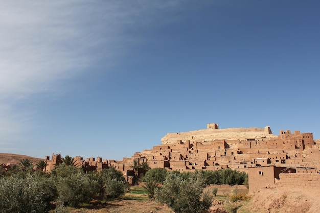 Vista panorámica del paisaje contra el cielo azul claro