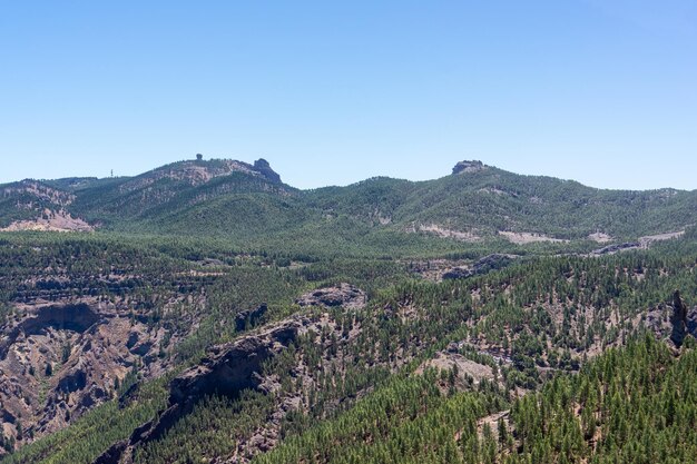 Foto vista panorámica del paisaje contra un cielo azul claro