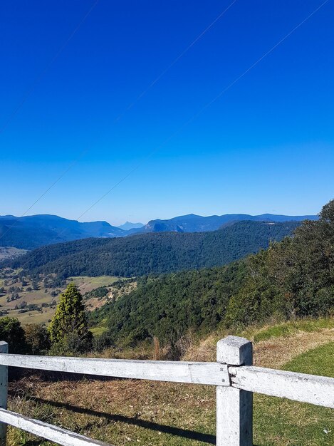 Foto vista panorámica del paisaje contra el cielo azul claro