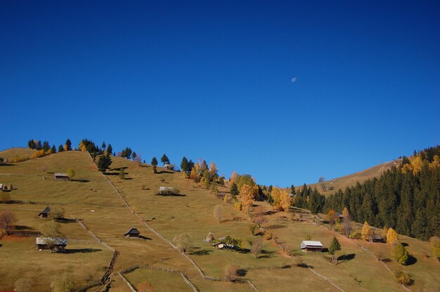 Foto vista panorámica del paisaje contra el cielo azul claro