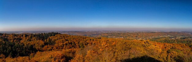 Vista panorámica del paisaje contra el cielo azul claro