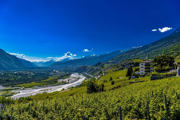 Vista panorámica del paisaje contra el cielo azul