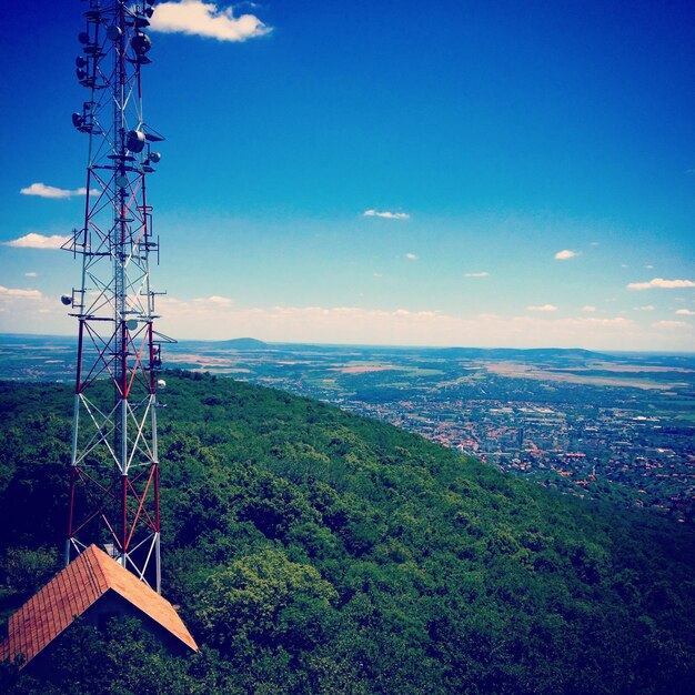 Vista panorámica del paisaje contra el cielo azul