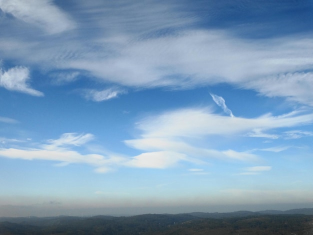 Foto vista panorámica del paisaje contra el cielo azul