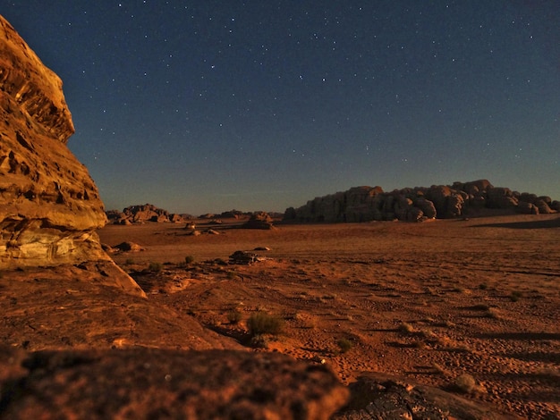 Foto vista panorámica del paisaje contra el cielo despejado por la noche