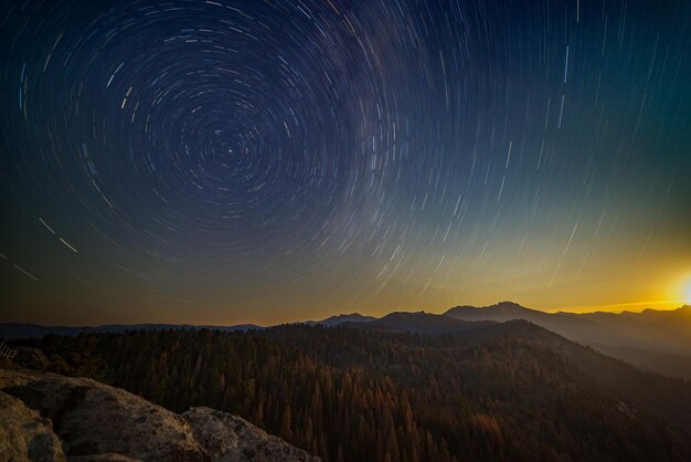 Vista panorámica del paisaje contra el cielo nocturno