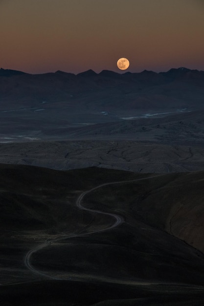Vista panorámica del paisaje contra el cielo nocturno