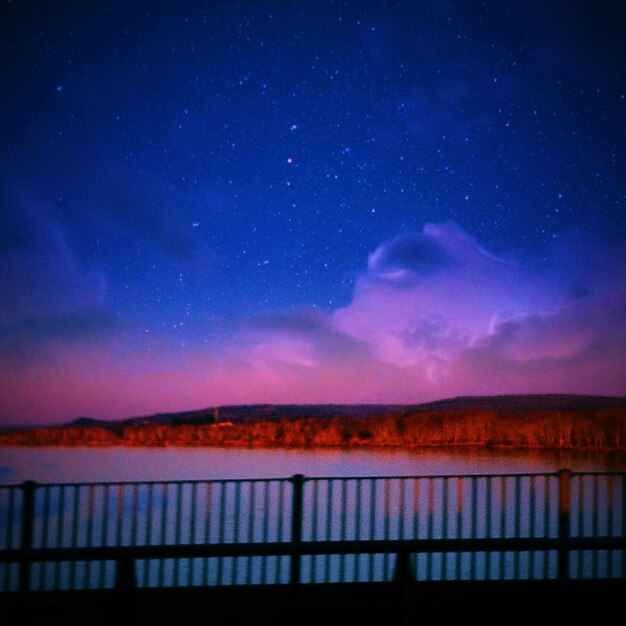 Vista panorámica del paisaje contra el cielo nocturno