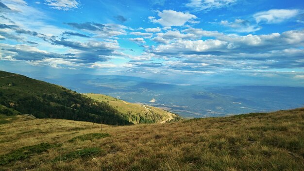 Vista panorámica del paisaje contra un cielo nublado