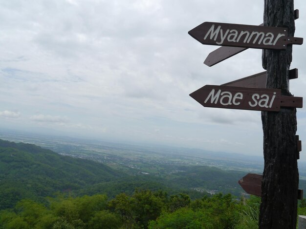 Vista panorámica del paisaje contra el cielo nublado