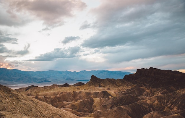 Vista panorámica del paisaje contra el cielo nublado