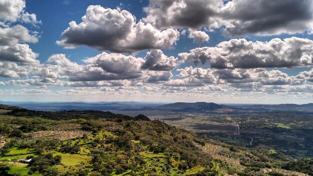 Vista panorámica del paisaje contra el cielo nublado