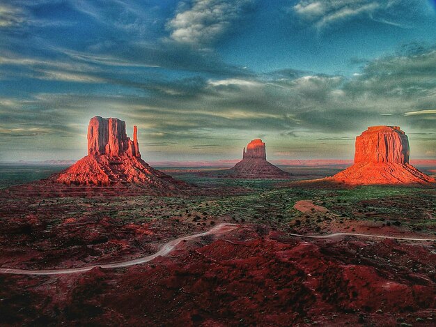 Vista panorámica del paisaje contra el cielo nublado