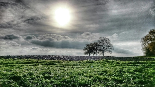 Vista panorámica del paisaje contra el cielo nublado