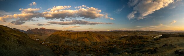 Vista panorámica del paisaje contra el cielo nublado