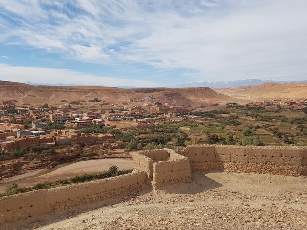 Vista panorámica del paisaje contra el cielo nublado