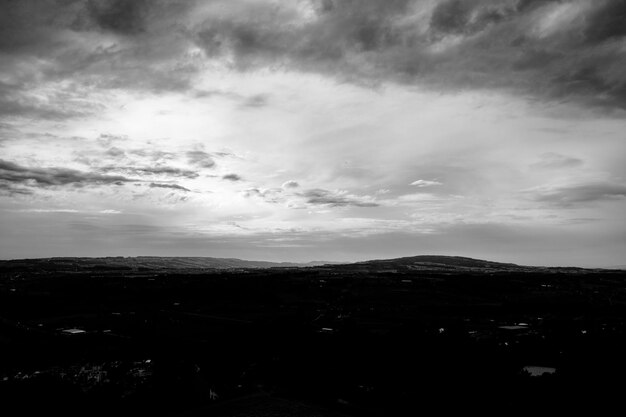 Vista panorámica del paisaje contra un cielo nublado