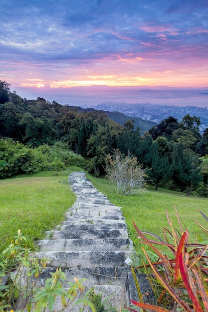 Vista panorámica del paisaje contra el cielo durante la puesta de sol