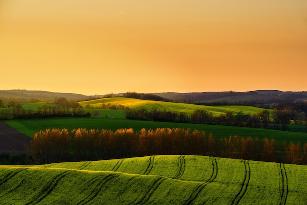 Vista panorámica del paisaje contra el cielo durante la puesta de sol