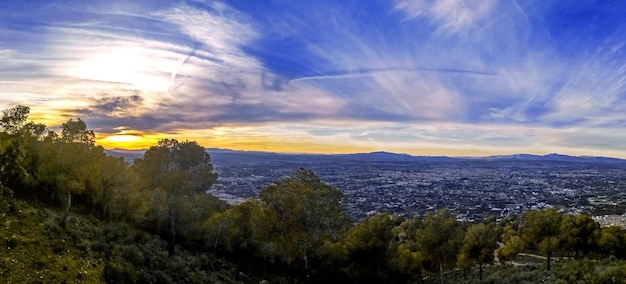 Vista panorámica del paisaje contra el cielo durante la puesta de sol