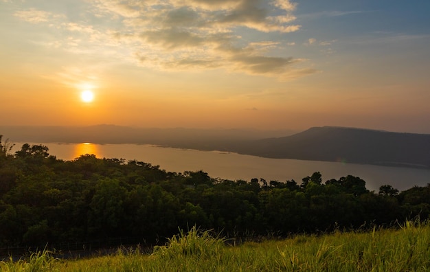 Foto vista panorámica del paisaje contra el cielo durante la puesta de sol