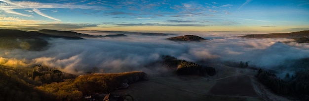 Vista panorámica del paisaje contra el cielo durante la puesta de sol