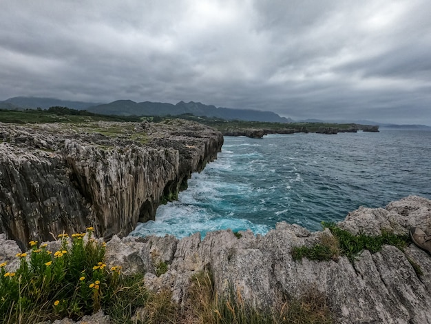 Vista panorámica del paisaje de la costa en Asturias en España