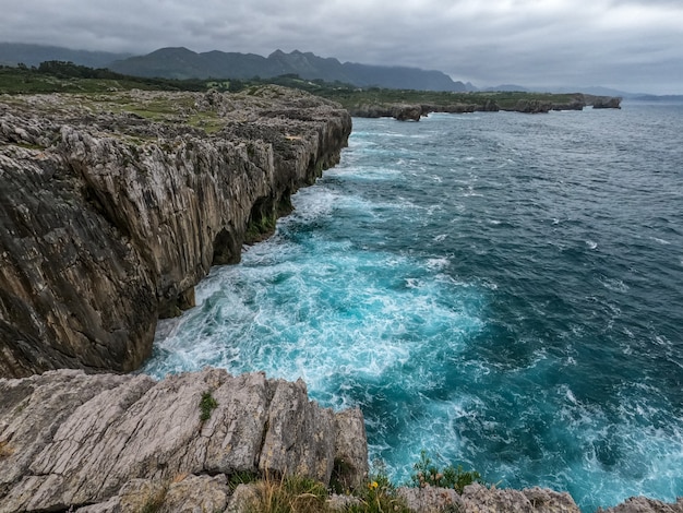 Vista panorámica del paisaje de la costa en Asturias en España